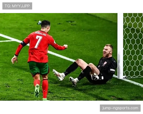 抢门将手中球算犯规吗？规则到底怎么界定抢球行为